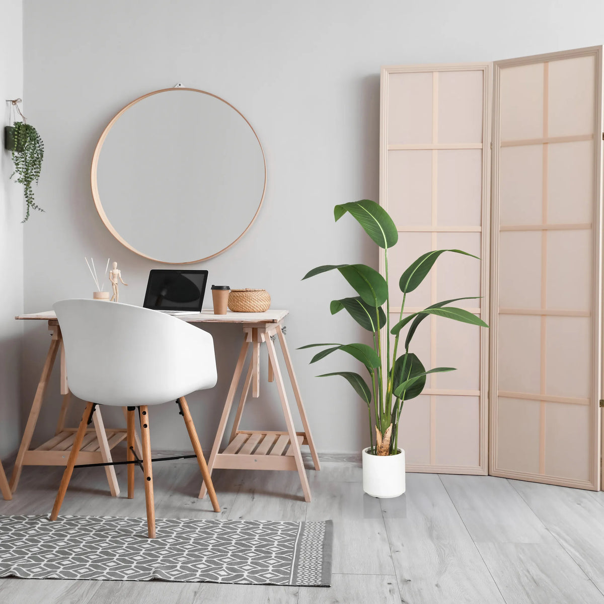 Grøn kunstige plante STRELITZIA i en hvid potte i et lyst rum fra hjh OFFICE