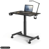 Sort Stand K ståskrivebord på hjul med bærbar computer og skrivebordslampe fra hjh OFFICE (AI-genereret billede)