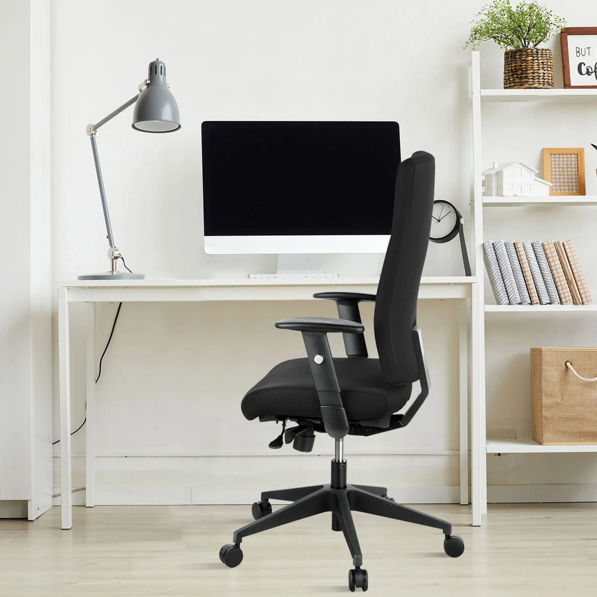 Sort professionel kontorstol PRO-TEC 300 med armlæn og hjul ved et hvidt skrivebord fra hjh OFFICE