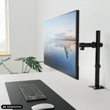 Sort Ergomount M1 skærmholder med en fastgjort skærm på et skrivebord fra hjh OFFICE (AI-genereret billede)