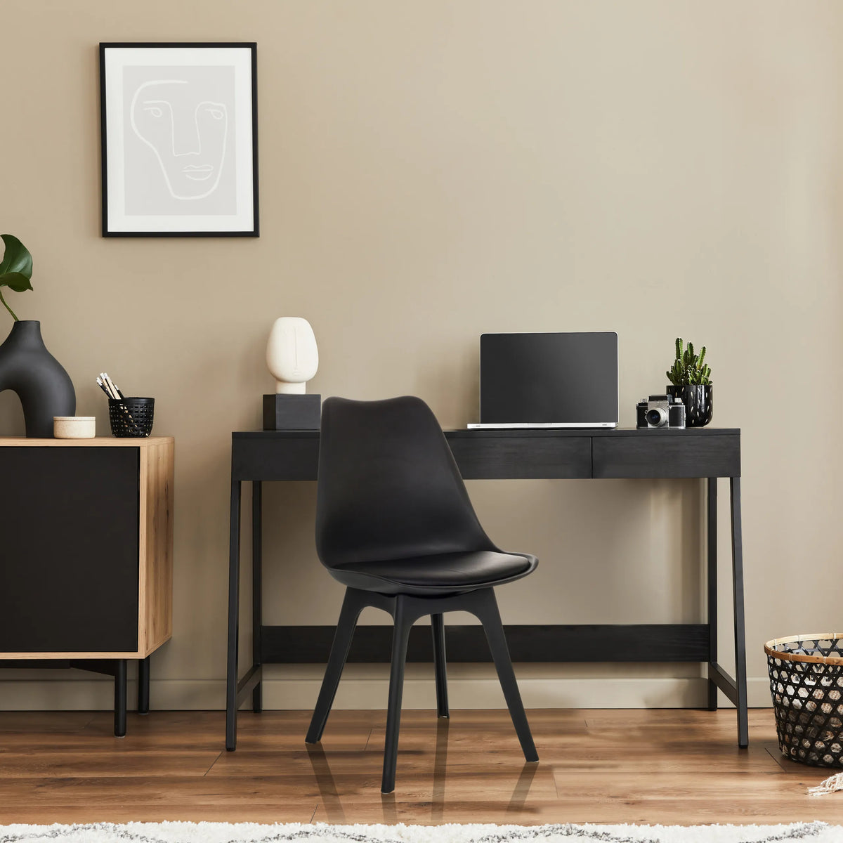 Skalstol SCANDI P i sort med fire ben foran et skrivebord fra hjh OFFICE