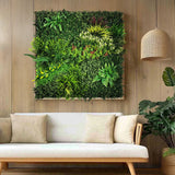 Grüne Pflanzenmatte LEAFLUXE 3D mit verschiedenen Kunstpflanzen in einem Holzrahmen von hjh LIVING