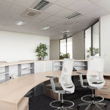 To grå diskstole ASPEN WORK W med hvide ryglæn og armlæn fra hjh OFFICE