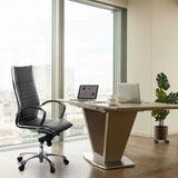 Professionel chefstol PARMA 20 i sort med quiltet polstring og forkromet fodkryds ved et skrivebord fra hjh OFFICE