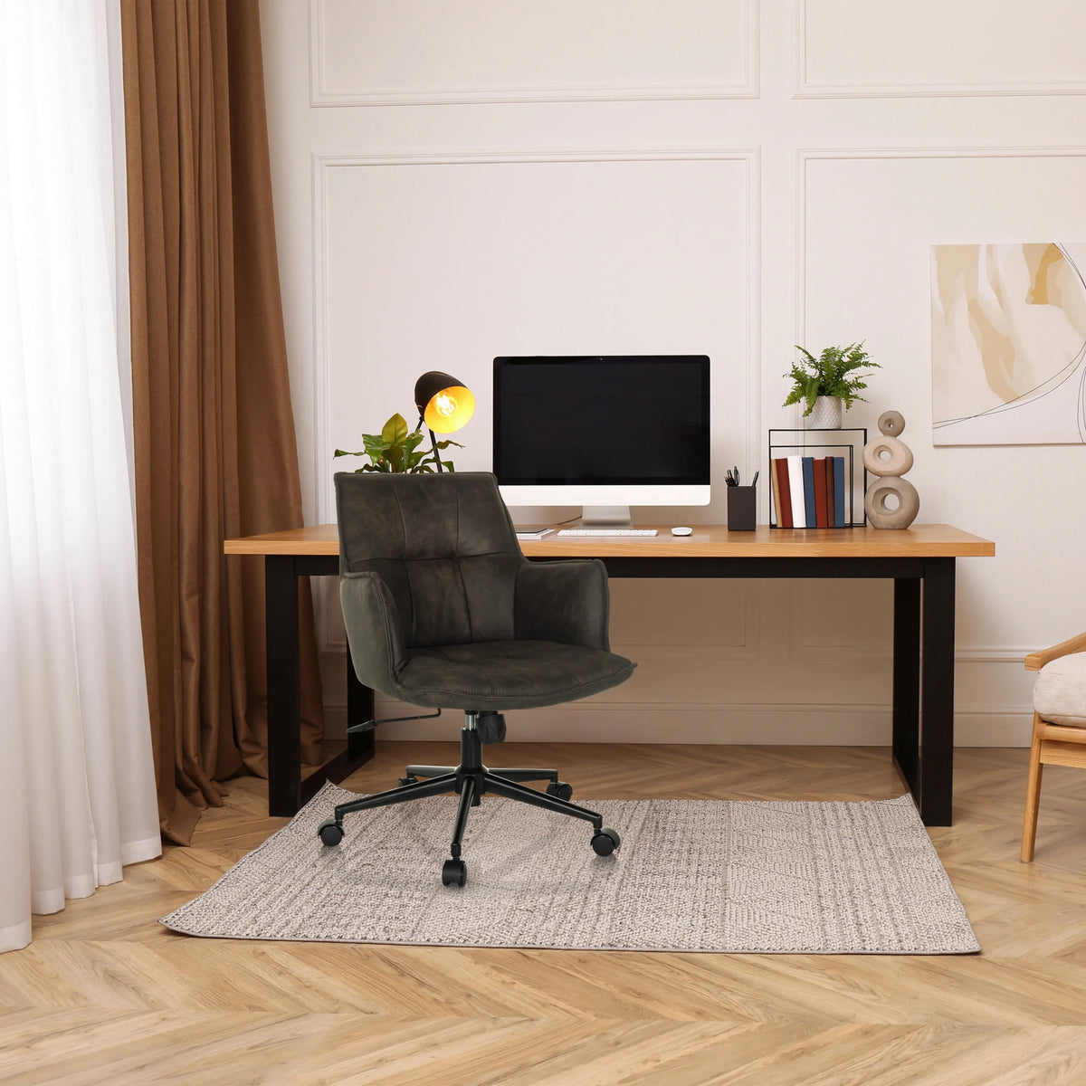 Mørkegrå Home Office kontorstol SOLAO LIFE med hjul og armlæn foran et skrivebord fra hjh LIVING
