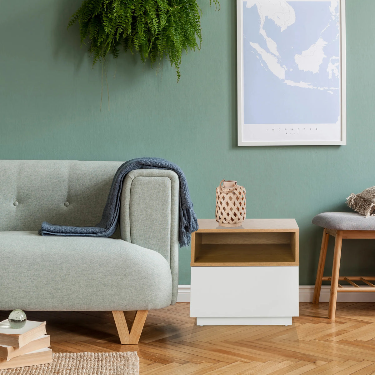 Sidebord MELMO i hvid og eg med åbent rum ved siden af en sofa fra hjh LIVING