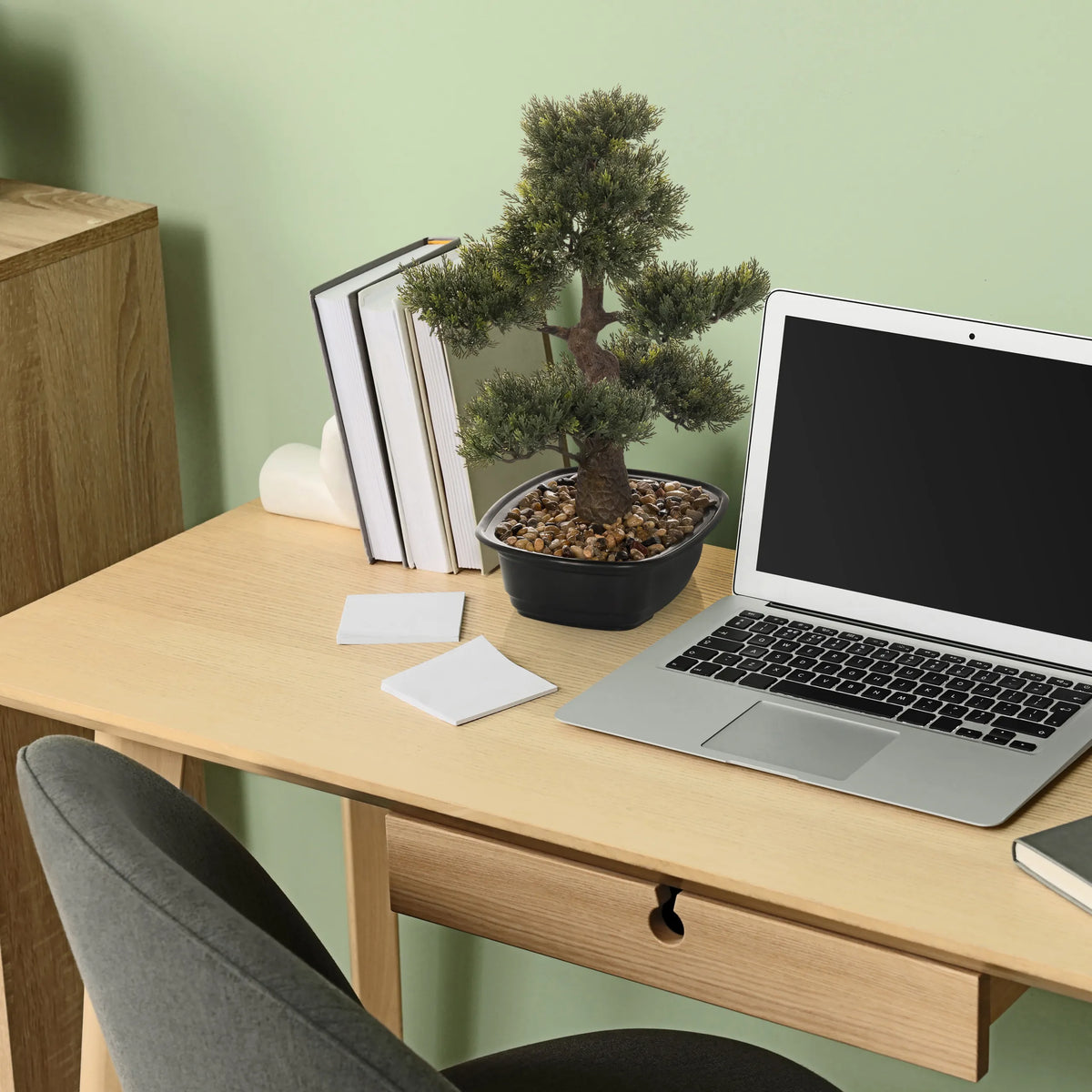 Kunstige plante BONSAI som en lille bonsai i en sort potte på et skrivebord fra hjh OFFICE