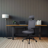 Grauer Profi-Bürostuhl CAPTIVO mit Kopfstütze und Armlehnen an einem Schreibtisch von hjh OFFICE