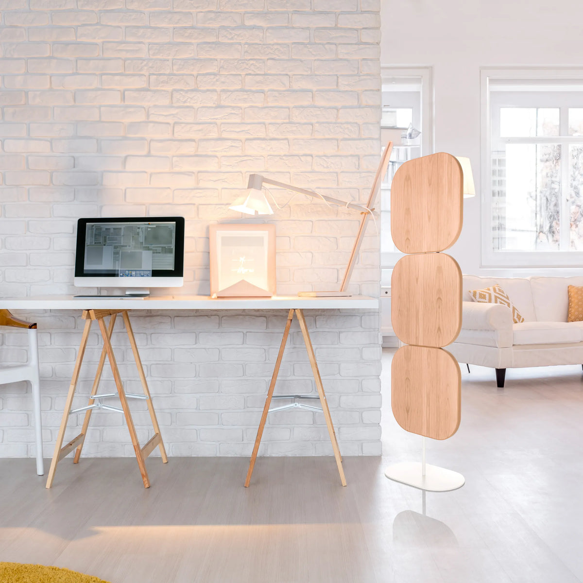 Beige skillevæg FLEXMIUT W med tre afrundede elementer på en hvid fod fra hjh OFFICE