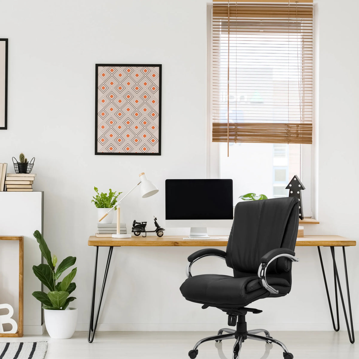 Sort drejestol XXL H 100 i kunstlæder ved et skrivebord fra hjh OFFICE