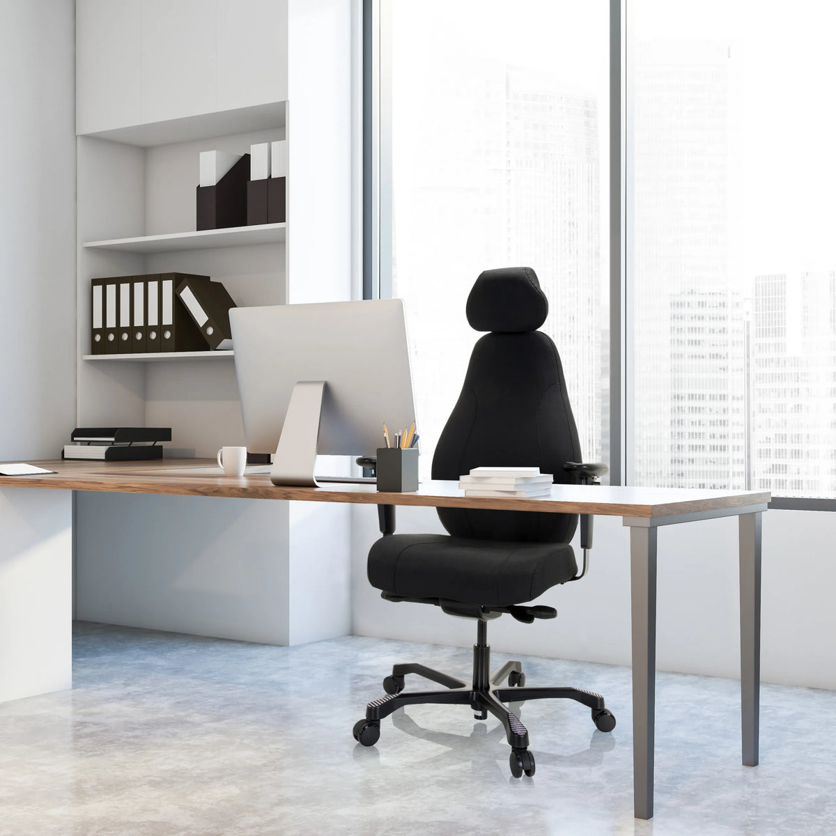 Sort Professionel chefstol RESISTIO XXL med nakkestøtte og armlæn ved et skrivebord fra hjh OFFICE