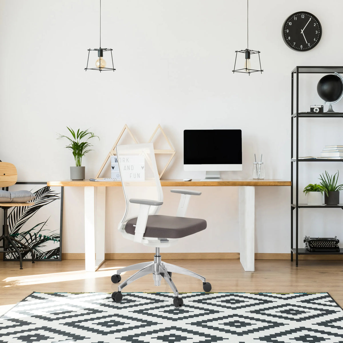 Professionel kontorstol ASPEN WHITE i grå og hvid med hvid ryglæn og armlæn fra hjh OFFICE