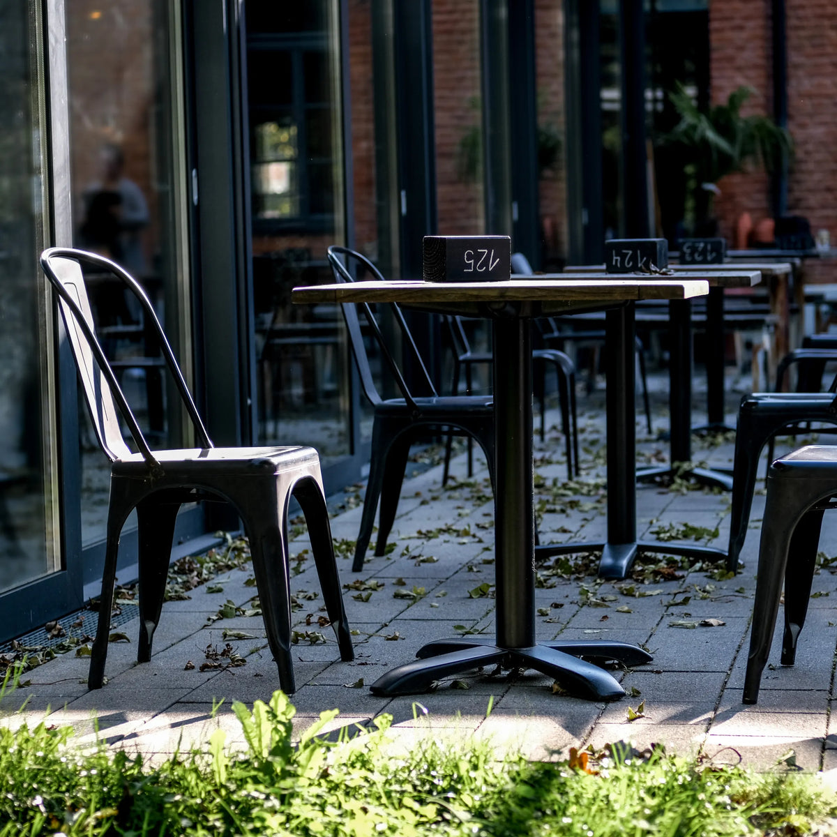 Sort Bistrostol VANTAGGIO BRUSH med matchende bord i et udendørsområde fra hjh OFFICE