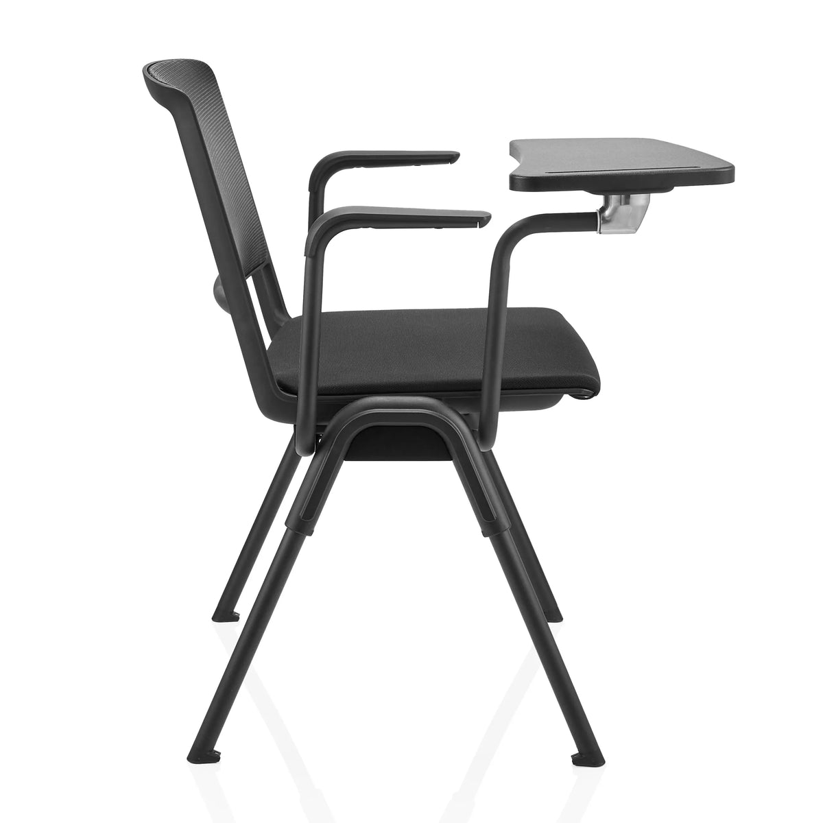 MEET WA skriveplade i sort på en stol med armlæn og netryglæn fra hjh OFFICE