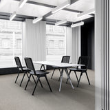 Fire sorte MEET WA gæstestole ved et hvidt konferencebord i et moderne kontor fra hjh OFFICE