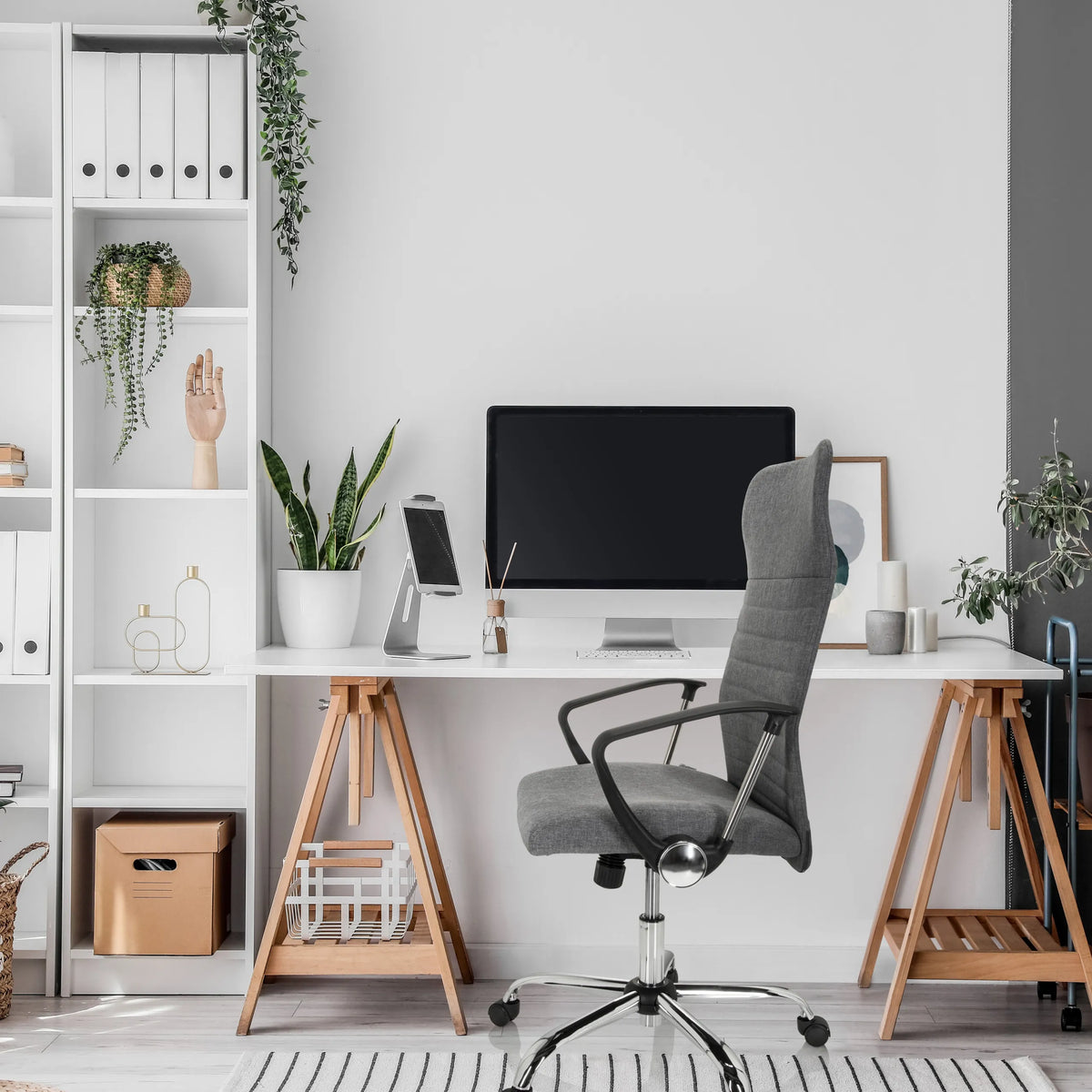 Grå Home Office kontorstol ARTON 40 med armlæn og hjul foran et skrivebord fra hjh OFFICE