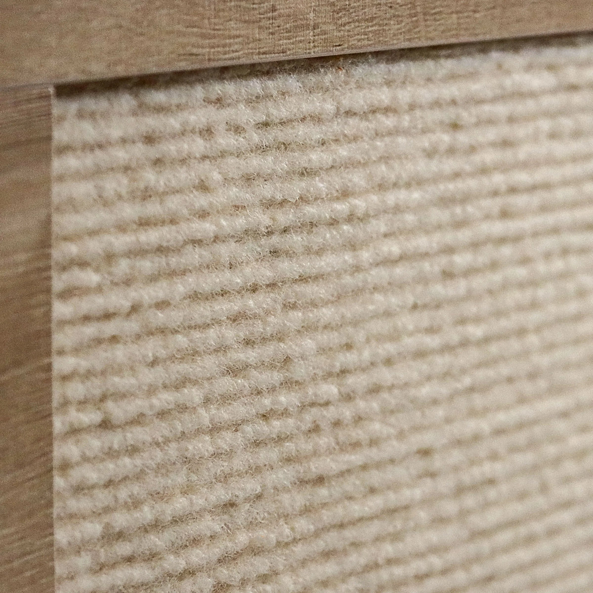 Beige, ribbet stofoverflade på Kattehus KITTY PAWBOX 2 i egetræslook fra hjh LIVING