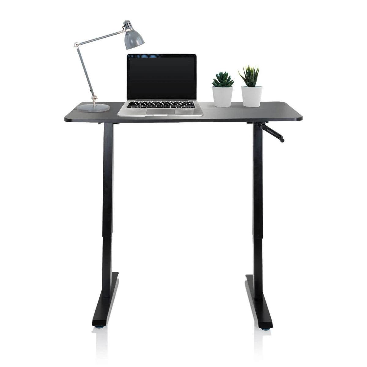 Sort Ståskrivebord STAND CR med bærbar computer, skrivebordslampe og to små planter fra hjh OFFICE