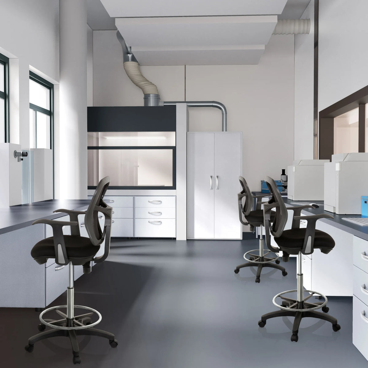 Sorte TOP WORK 108 diskstole med armlæn og fodring i et laboratoriemiljø fra hjh OFFICE