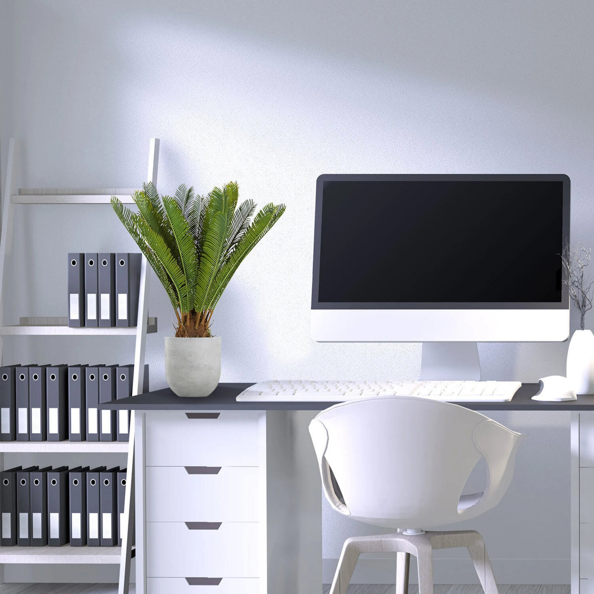 Kunstig plante CYCAS i grøn farve med grå potte på et skrivebord fra hjh OFFICE