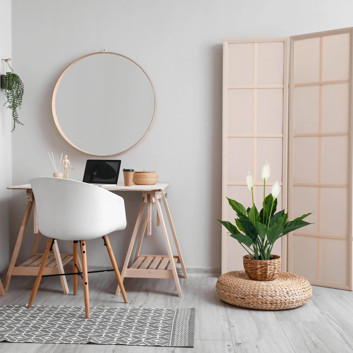 Kunstige plante SPATHIPHYLLUM i grøn og hvid i en flettet kurv fra hjh OFFICE