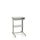 Grauer Stehschreibtisch WORKSTATION mit Ablagefläche und vier Rollen von hjh OFFICE – 360-Grad-Ansicht (Frontansicht 20°)
