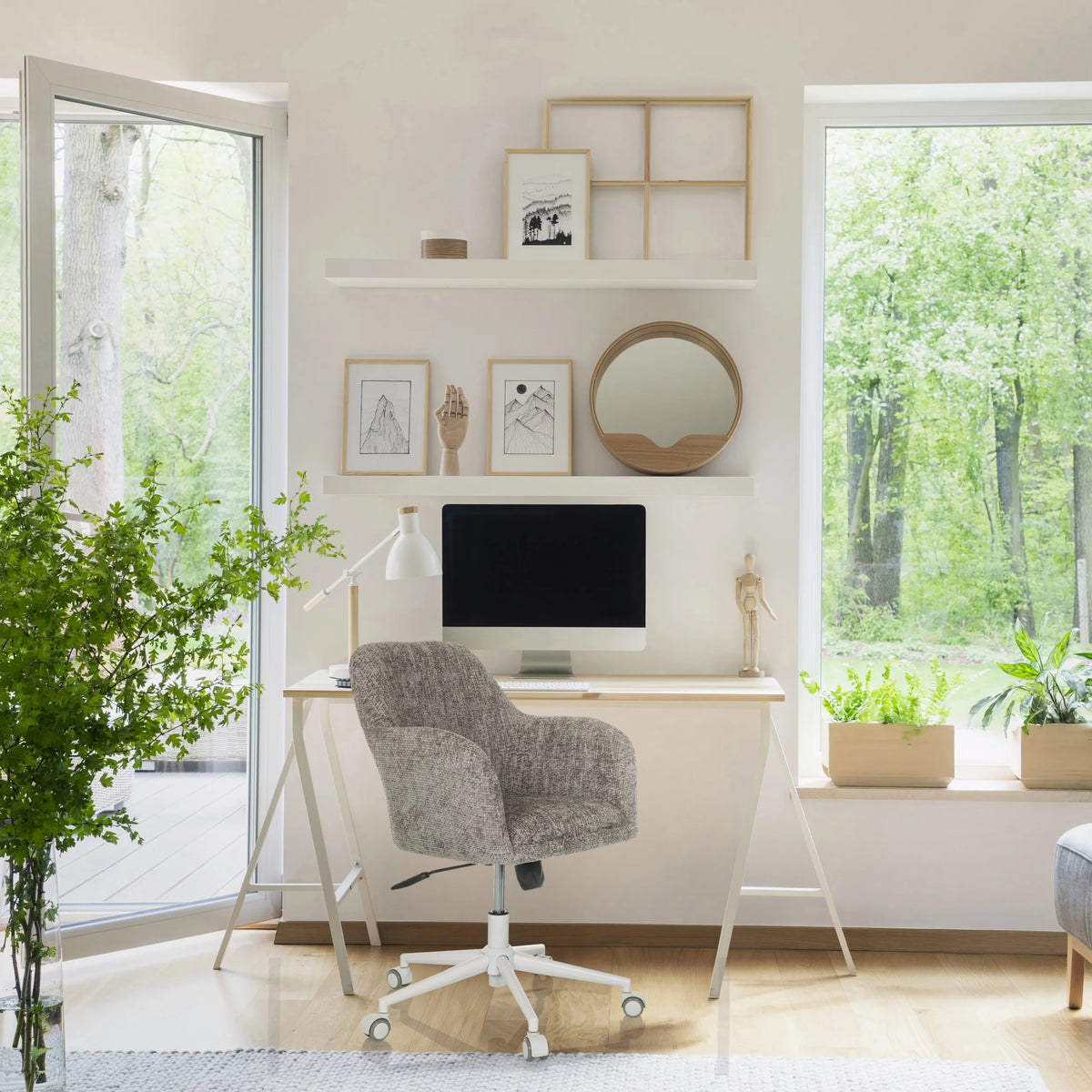 Home Office kontorstol SOLAO HOME i grå med stofbetræk og hvidt fodkryds ved et skrivebord fra hjh LIVING