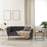 Grå Loungesofa HAYRIVER med puder og tæppe i et lyst rum fra hjh LIVING