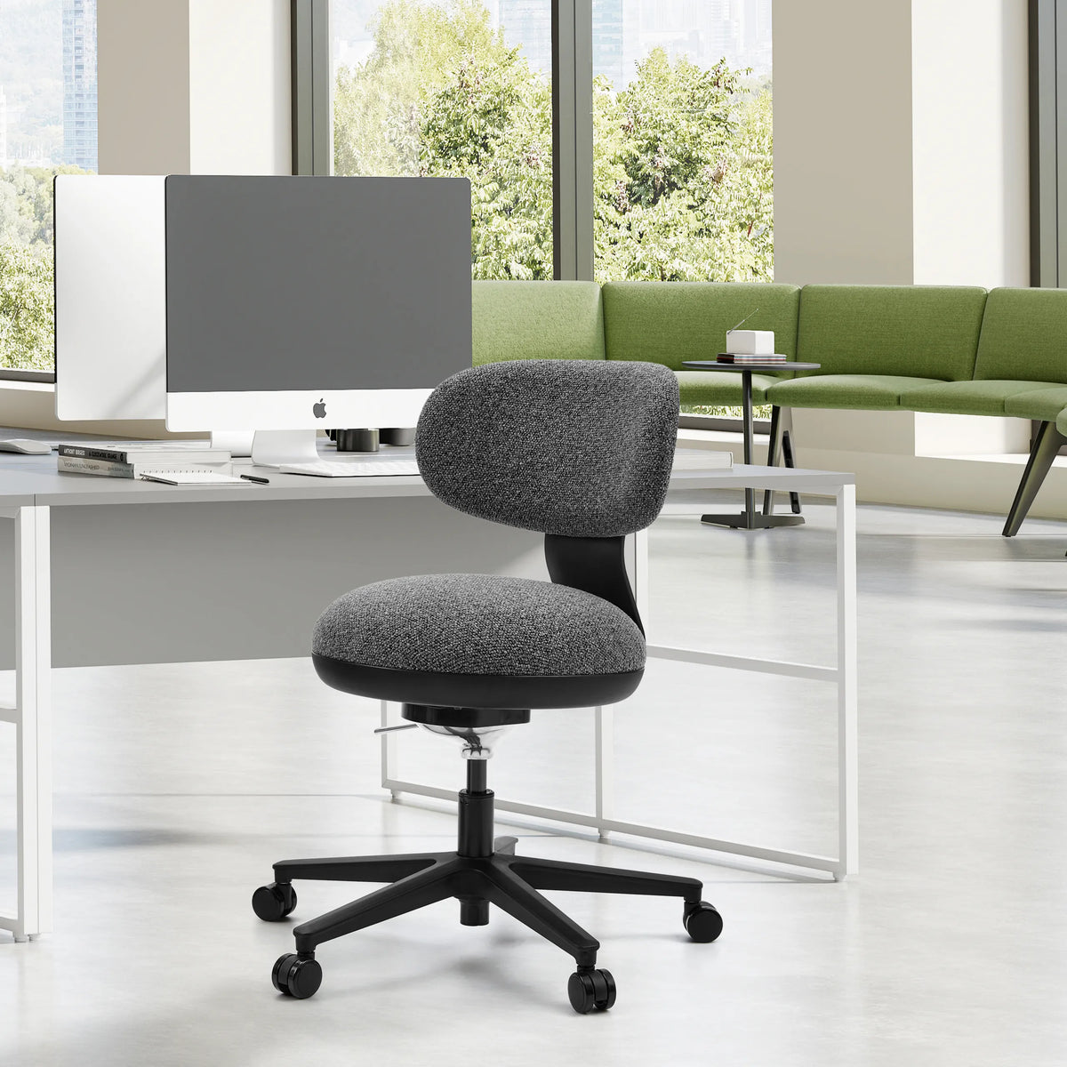Grå SITMOTION B Home Office kontorstol med hjul foran et hvidt skrivebord i et lyst kontor fra hjh OFFICE