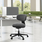 Grå SITMOTION B Home Office kontorstol med hjul foran et hvidt skrivebord i et lyst kontor fra hjh OFFICE