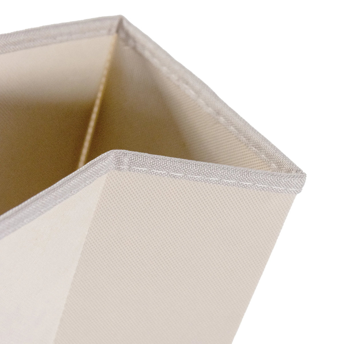 Vatteret stofkant og indvendigt view af et rum i kommoden FOLDRESS S i beige fra hjh LIVING