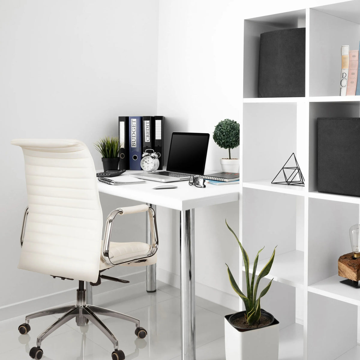 Cremehvid Professionel chefstol ASPERA 10 med quiltet polstring og kromstel fra hjh OFFICE