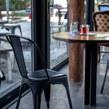 Sort Bistrostol VANTAGGIO BRUSH med buet ryglæn ved et rundt bord fra hjh OFFICE