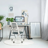 Home Office kontorstol MIKO W ECO i grå med netryglæn og hvide armlæn fra hjh OFFICE