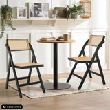 To TUDELA BAMBOO klapstole i sort og brun med wienerflet fra hjh LIVING (AI-genereret billede)