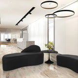 Sort loungesofa BARACOA i et moderne kontormiljø med et sidebord fra hjh OFFICE