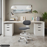 Arbejdsstol WORK MF2 W i mørkegrå foran et hvidt skrivebord fra hjh OFFICE (AI-genereret billede)