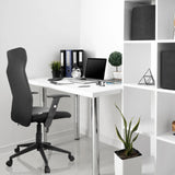 Sort Home Office kontorstol ARTON 30 med armlæn og hjul ved et hvidt skrivebord fra hjh OFFICE