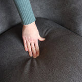 Gråt stofbetræk på sædet af HAYRIVER loungesofa under en hånd fra hjh LIVING