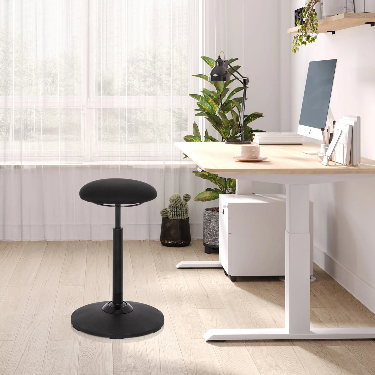 Sort ståstøtte BALANCE SIT med rundt sæde og fod fra hjh OFFICE