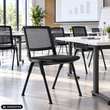 Gæstestol MEET WA i sort med netryglæn i et mødelokale fra hjh OFFICE (AI-genereret billede)