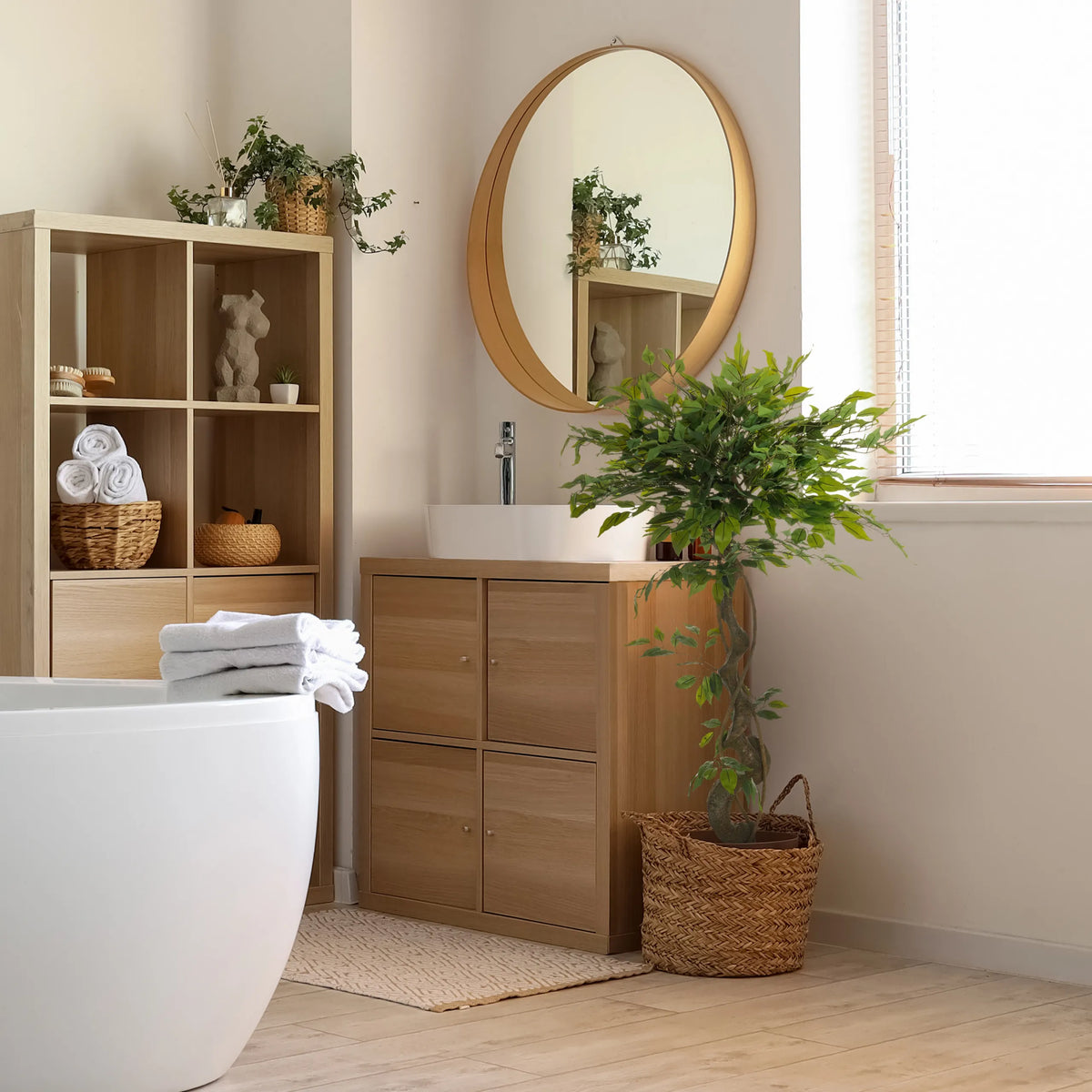 Grøn kunstig plante FICUS I i en flettet kurv på badeværelset fra hjh OFFICE