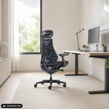 Sort High End kontorstol LiberNovo Omni ved et højdejusterbart skrivebord fra Libernovo (AI-genereret billede)