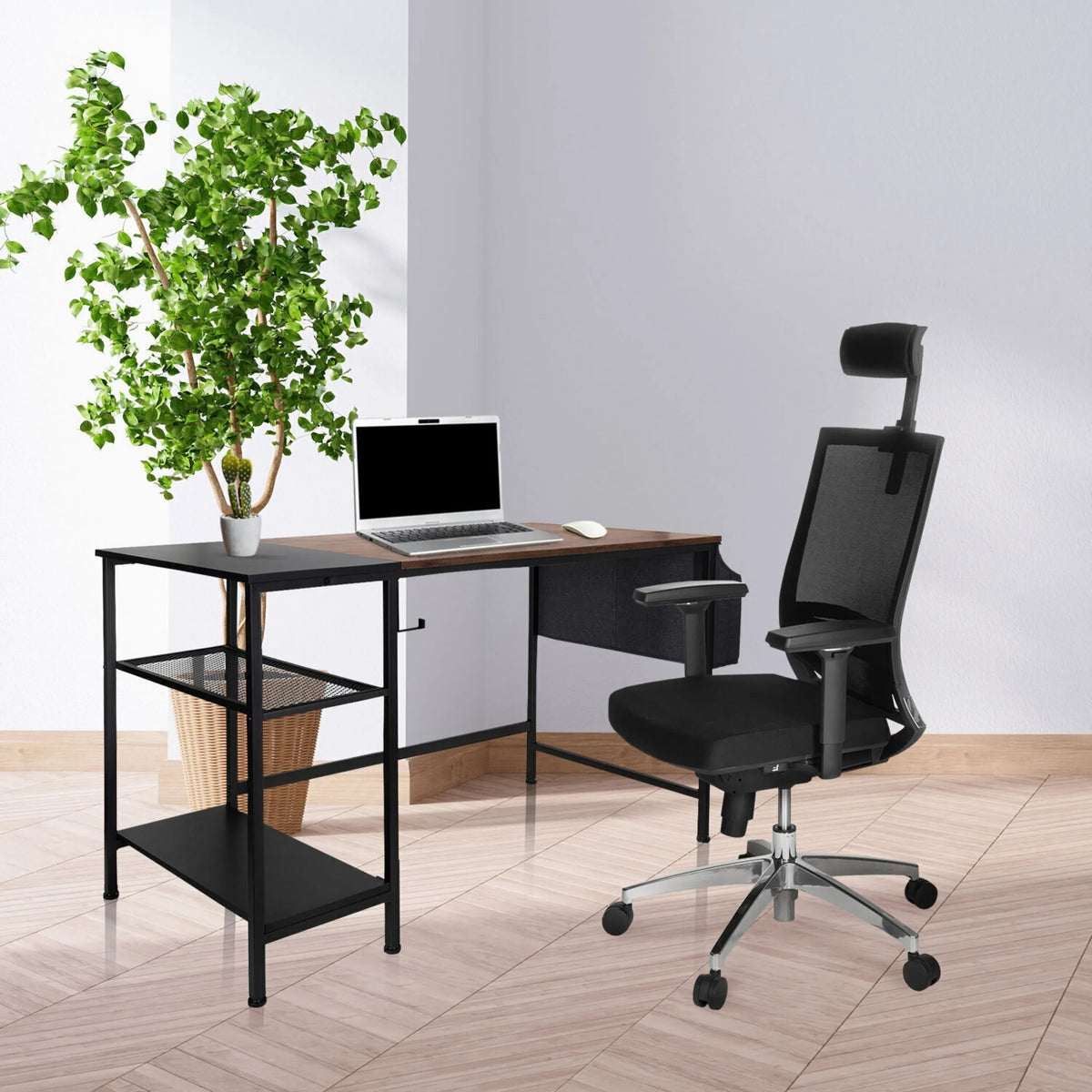 Skrivebord WORKSPACE H I i sort og brun med to hylder og en sort kontorstol fra hjh OFFICE