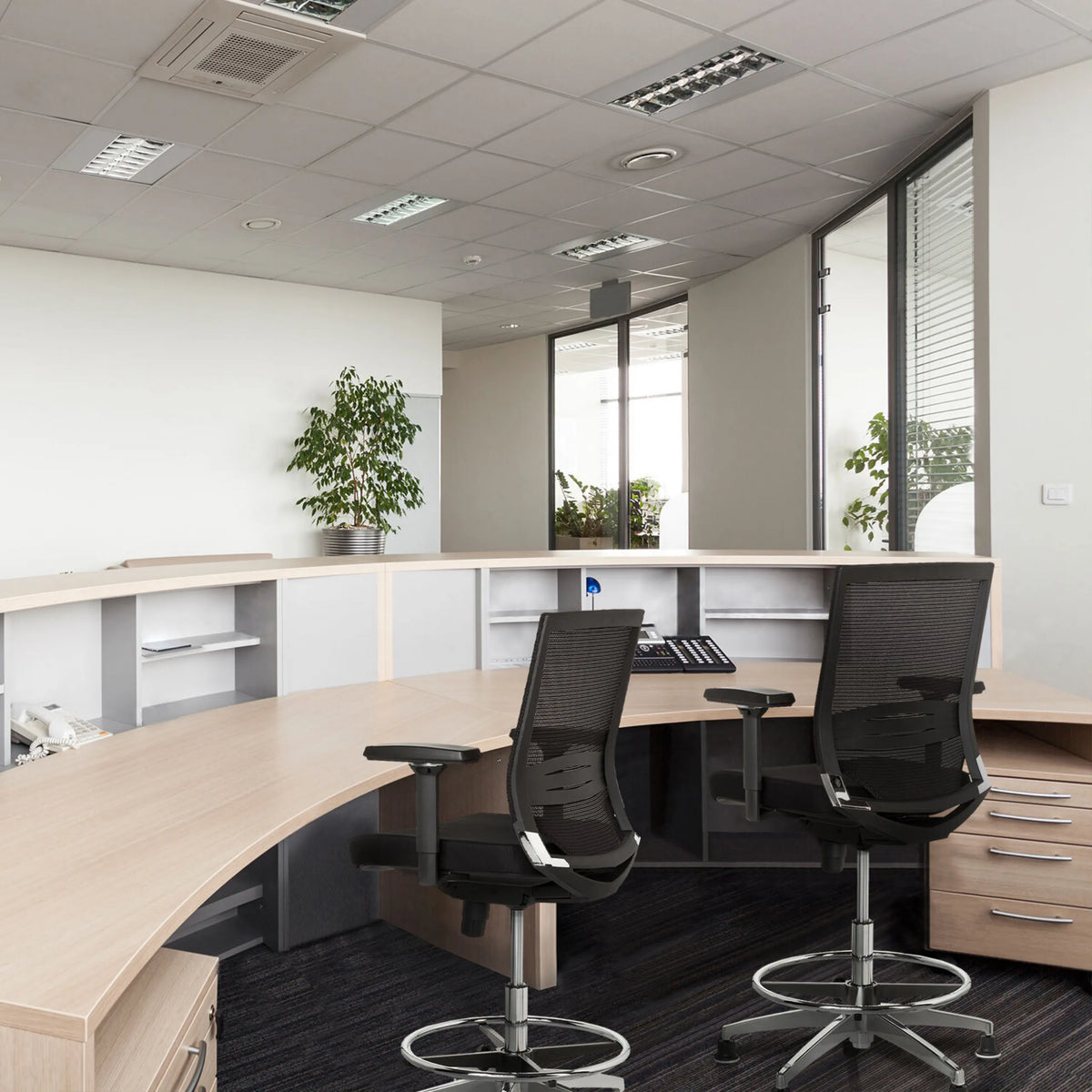 To sorte TOP WORK 77 diskstole med netryg og fodring ved en receptionsdisk fra hjh OFFICE