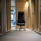 Luxus-Chefsessel ASPERA 20 in Schwarz mit gesteppter Polsterung und silbernen Armlehnen von hjh OFFICE