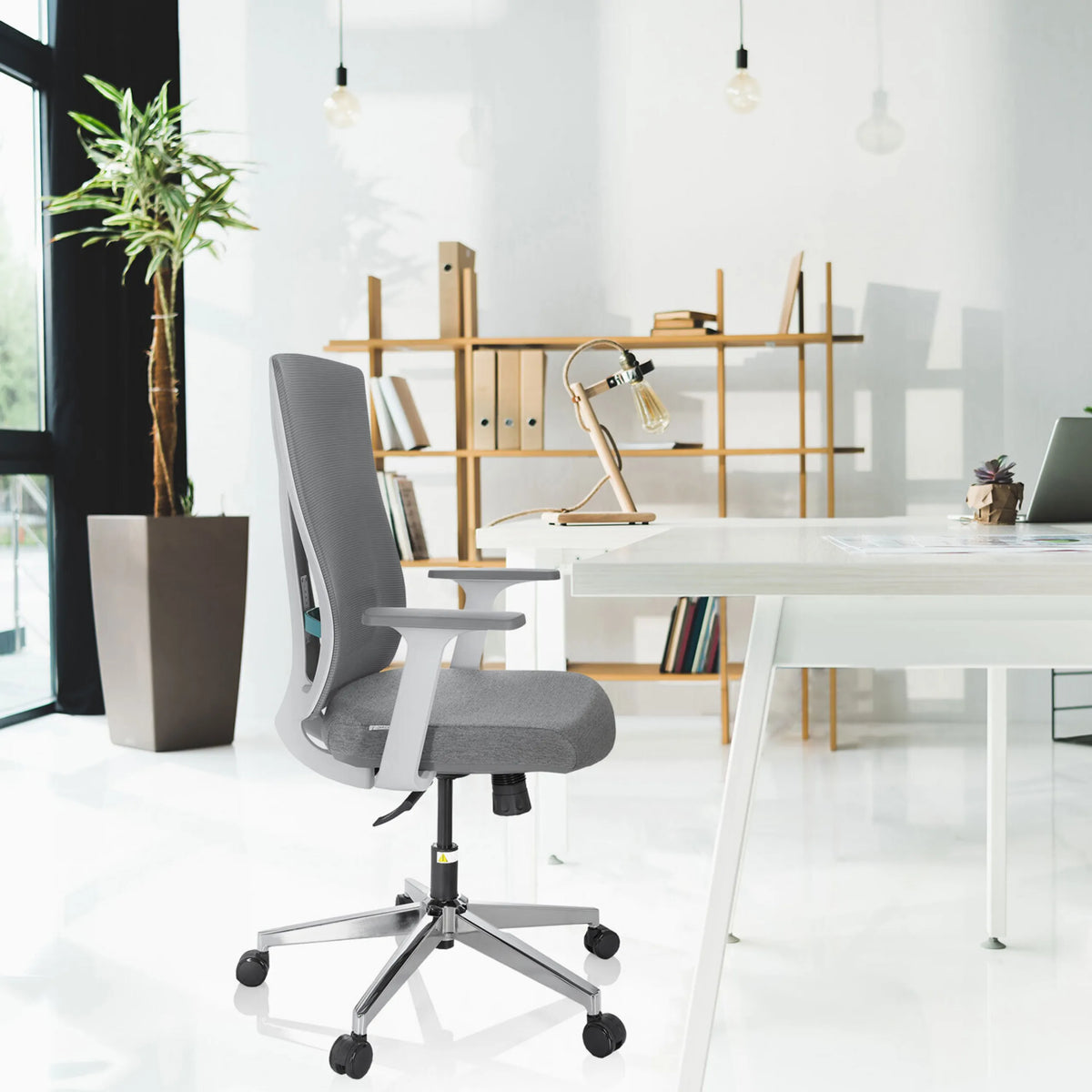 Grå professionel kontorstol HALIFAX med netryglæn og armlæn ved et hvidt skrivebord fra hjh OFFICE