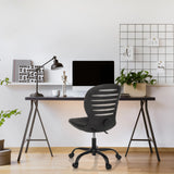Sort CASLA Home Office kontorstol med buet ryglæn og hjul foran et skrivebord fra hjh OFFICE