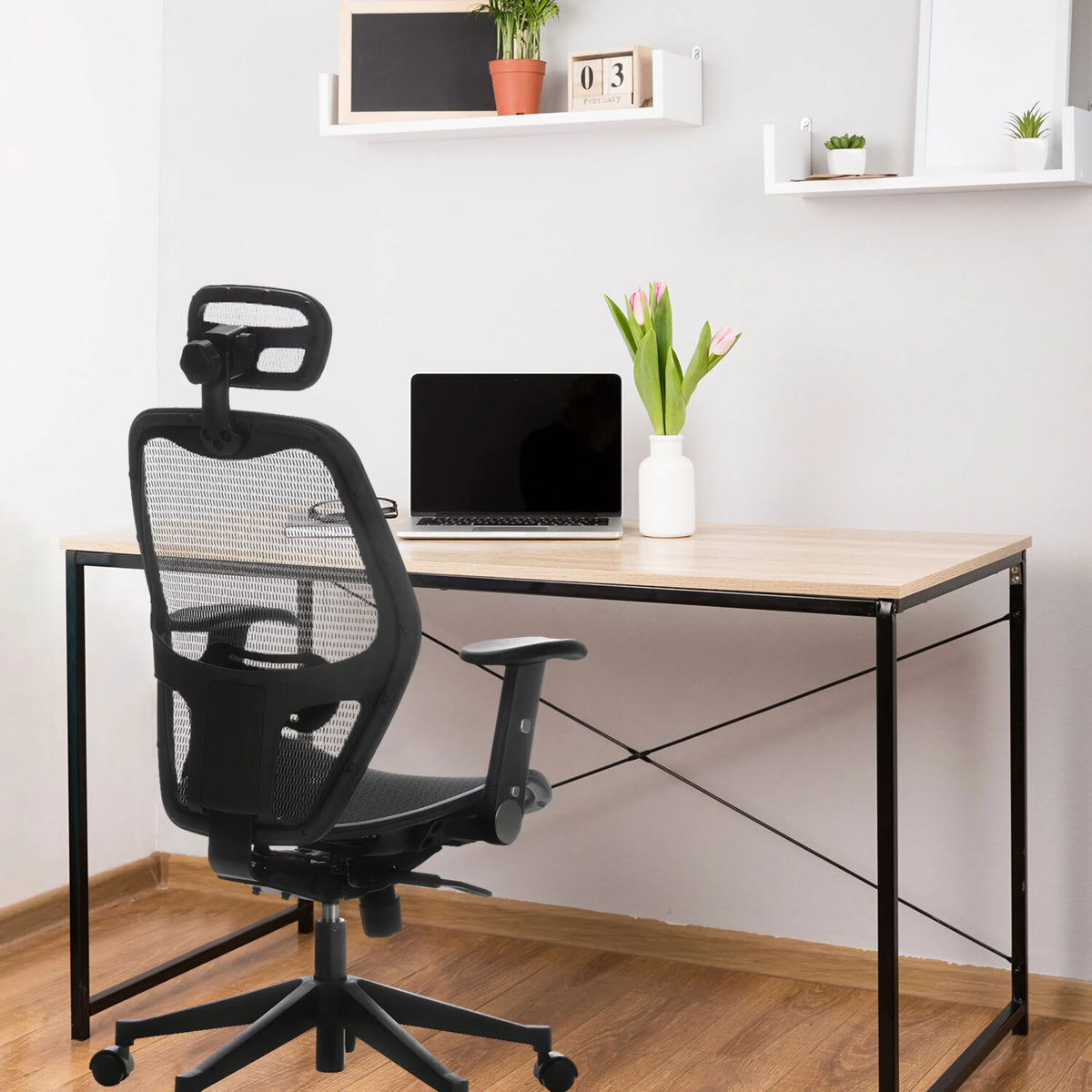 Professionel kontorstol AIR-PORT i sort med netryg og netssæde ved et skrivebord fra hjh OFFICE