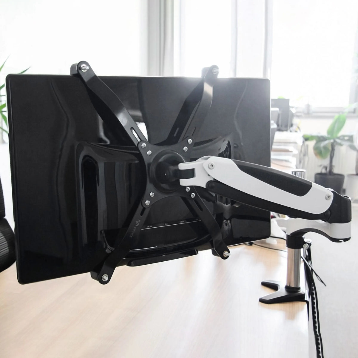 Bagsiden med adaptersæt af VM-A4 Skærmholder i sort fra hjh OFFICE
